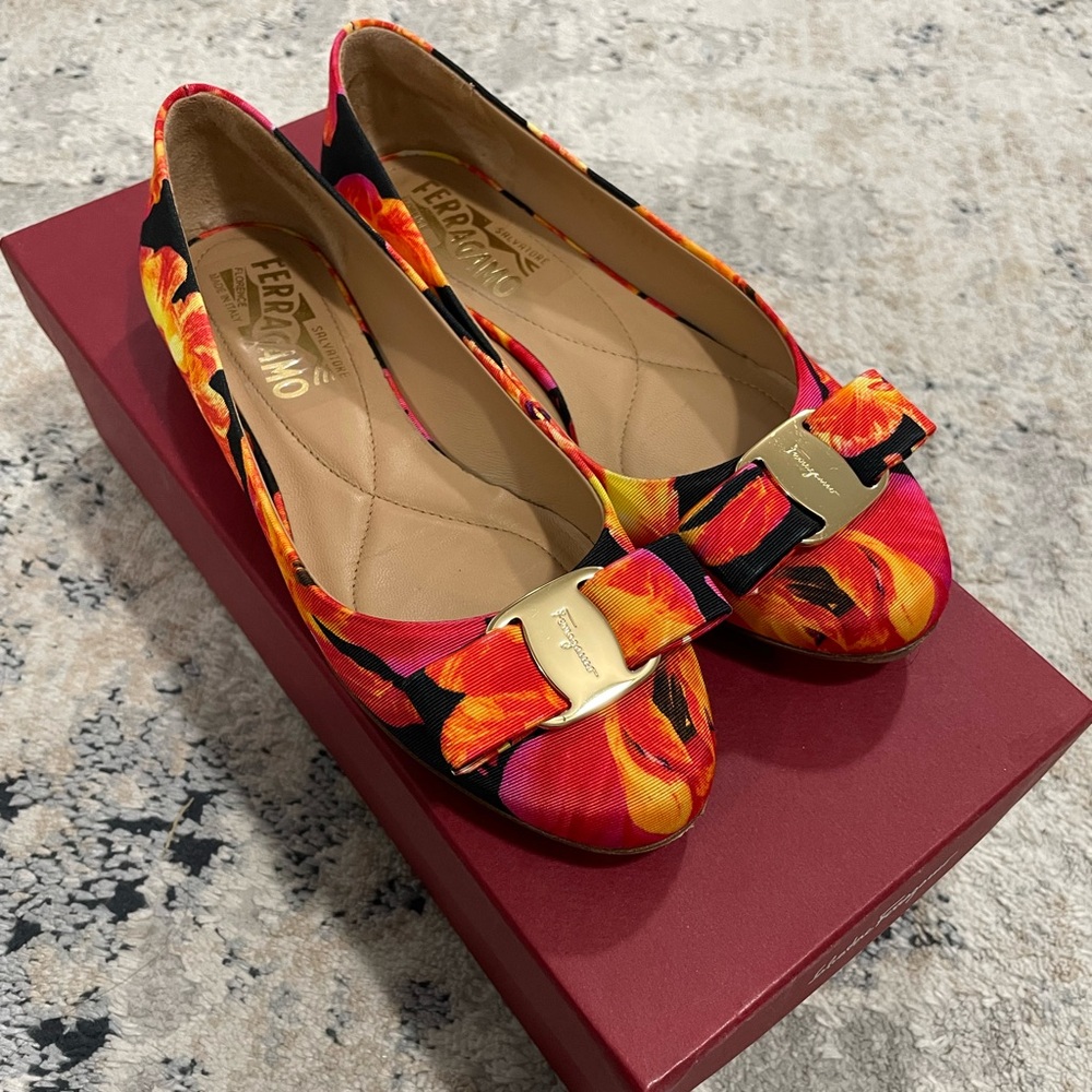 Beautiful Ferragamo flats size 4.5